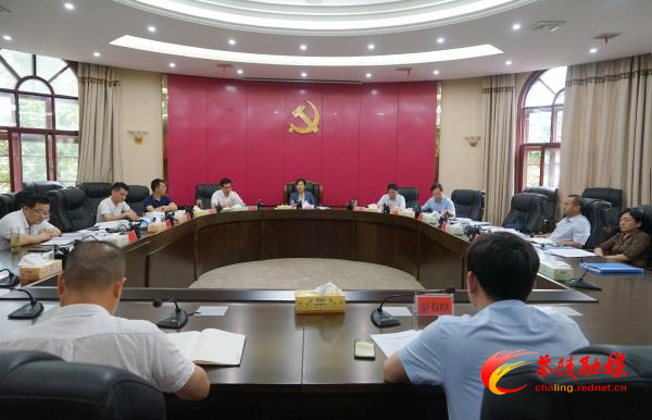 江小忠主持召开县委常委会会议