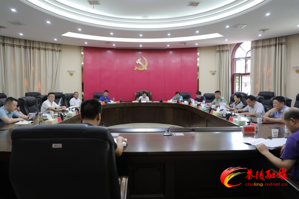 邓元连主持召开县委常委会会议