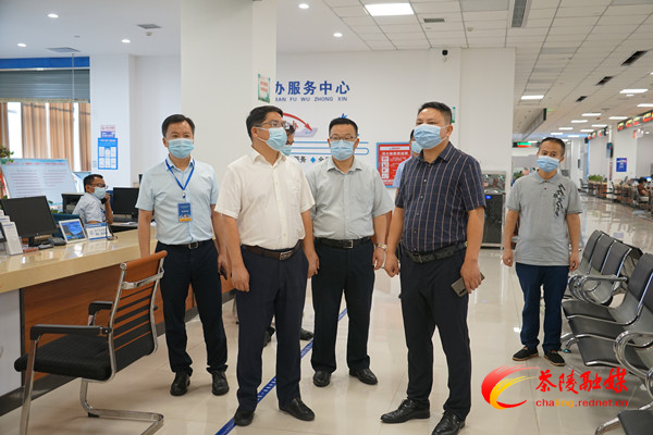 邓元连到政务中心督查指导疫情防控工作